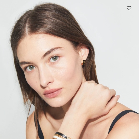 Tory Burch Hoop KIRA HUGGIE EARRINGS black and gold - Picture 7 of 11